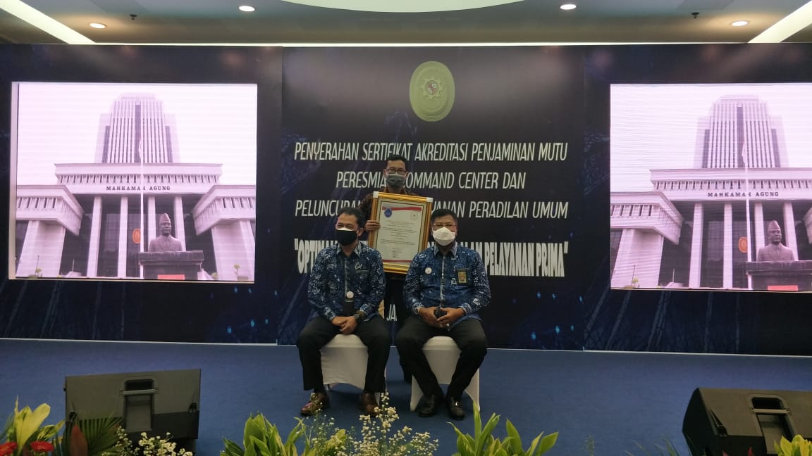 Penyerahan Sertifikat Akreditasi Penjaminan Mutu